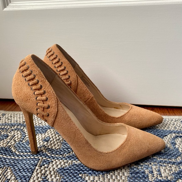 Tan/ camel suede pumps- size 6 - Picture 4 of 7